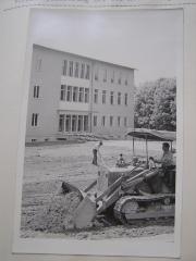 01Planierungsarbeiten bei den Außenanlagen der neuen Hauptschule 1960.jpg