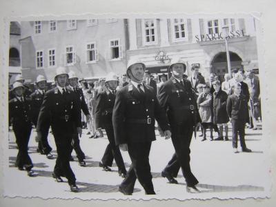 01 Freiwillige Feuerwehr Freistadt, Defilierung am Hauptplatz nach der Florianimesse am 4. 5. 1958.jpg