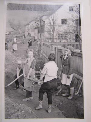 01 Grabarbeiten zur Verlegung des Wasserleitungsstranges in der Hafnerzeile 1958.jpg