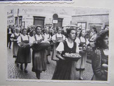 01 Erntedankfest Freistadt 1958, Einzug in die Kirche