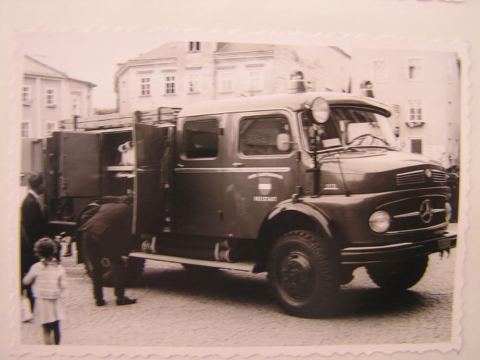 01Übergabe des neuen Tanklöschwagens an die Freiwillige Feuerwehr am 6. August 1967.jpg