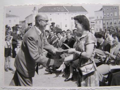 01Überreichung der Bürgerurkunden durch Bürgermeister Dr. Gottfried Fosen am 4. Sept. 1955.jpg