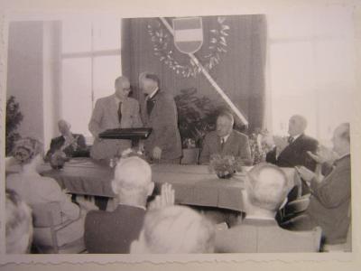 01Überreichung der Ehrenbürgerurkunde an Bezirkshauptmann Oberlandesregierungsrat Dr. Edmund Merl am 11. Juli 1953.jpg