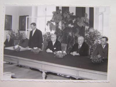 01Überreichung des Ehrenbürgerdiploms an Altbürgermeister Dr. Gottfried Fosen am 24. Mai 1959.jpg