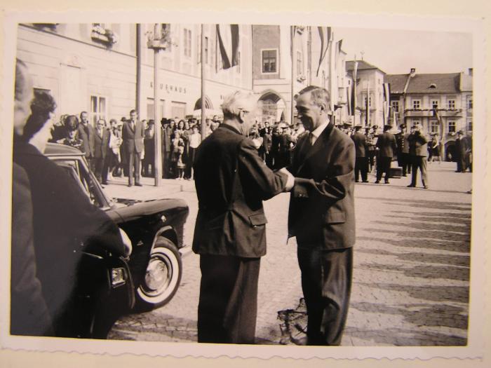 Verleihung des Ehrenbürgerrechtes durch Landeshauptmann Dr.Heinrich Gleissner am 10. August 1963.jpg