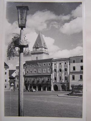 Zur Stadtverschönerung hat Stadtgemeinde auf den Beleuchtungsständrn Blumenkörbchen anbringen lassen.jpg